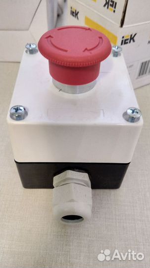 Кнопка аварийной остановки в корпусе