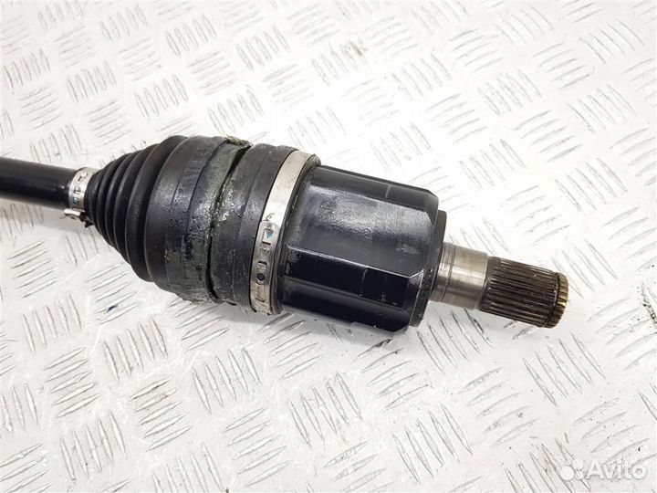 49500N7090. Полуось передняя левая (приводной вал