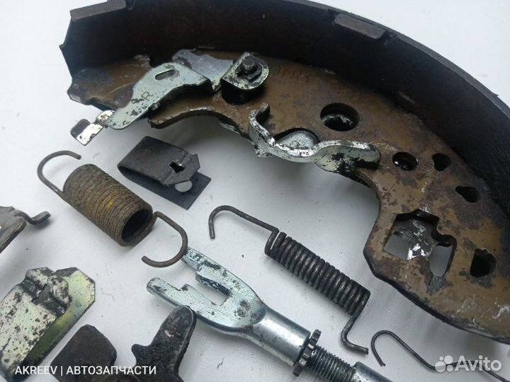 Колодки тормозные задние правые Mitsubishi Delica