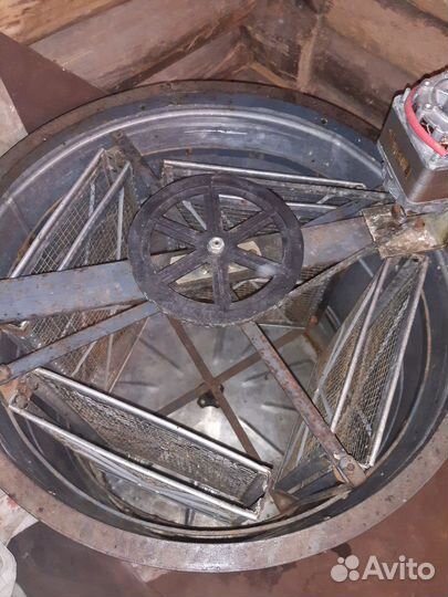 Медогонка 4 рамочная электрическая бу