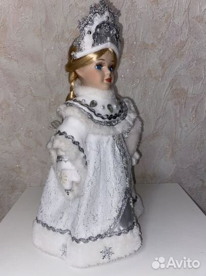 Снегурочка (кукла фарфоровая)