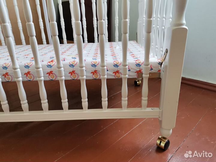 Детская кровать с маятником