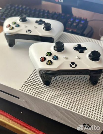 Xbox One S 1TB 2 геймпада + Game Pass Ultimate