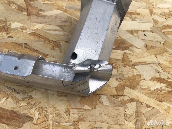 Усилитель переднего бампера Peugeot Traveller