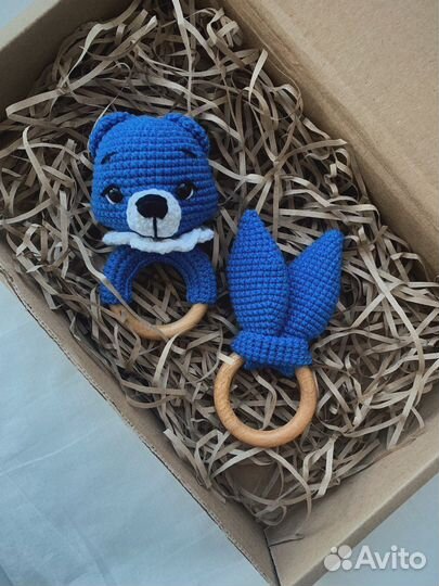 Вязаная погремушка мишка ручной работы