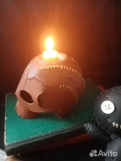 Подсвечник из кожи в виде черепа