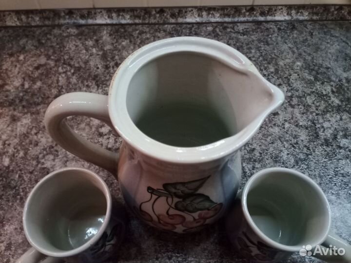 Глиняный кувшин с кружками