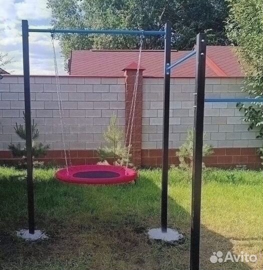 Уличный турник для всей семьи можно и качели