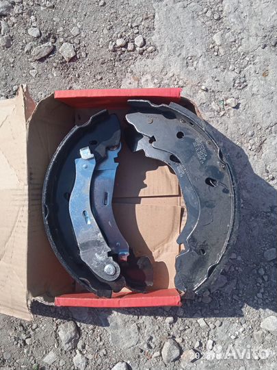 Тормозные колодки задние на Ford Tranzit
