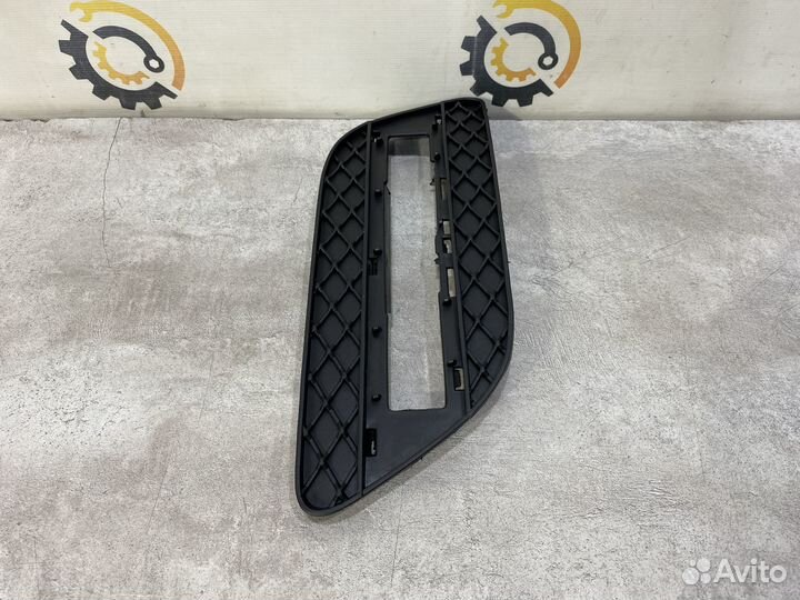 Решетка переднего бампера Mercedes A1668842122