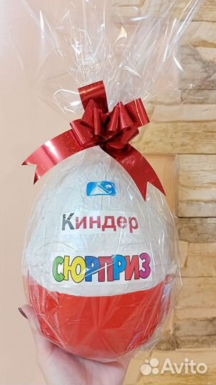 Большое шоколадное киндер яйцо