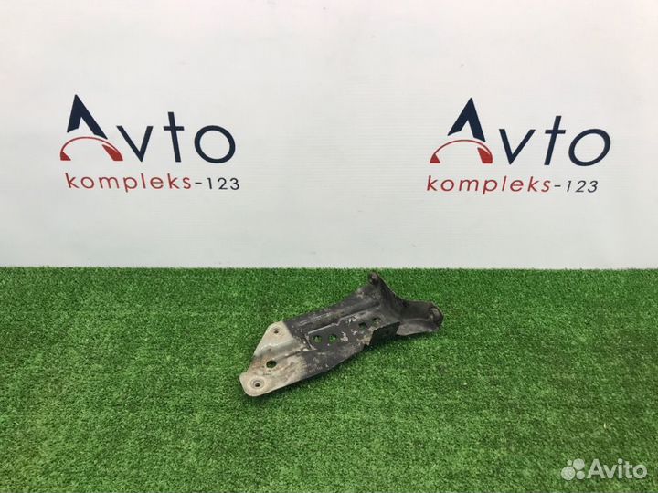 Кронштейн крыла правый Audi A3 8P ccza 2009