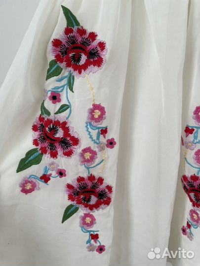 Платье белое с вышивкой S