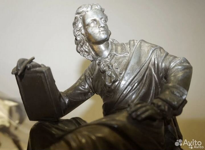 Старинная статуэтка Студент шпиатр, не бронза