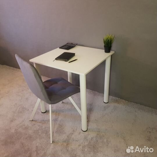 Письменный стол 70*70 см. Белые ножки