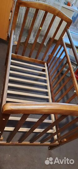 Детская кроватка с маятником