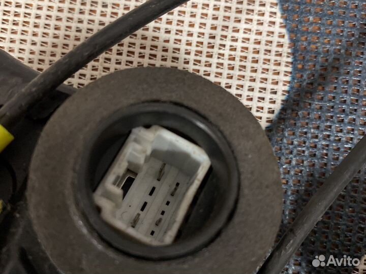 Замок двери задний левый Lexus LS 6906050080