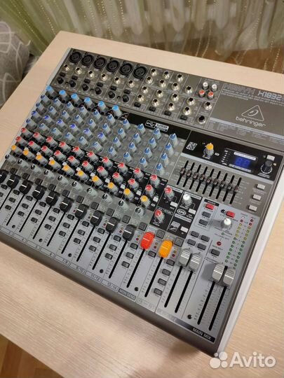 Микшерный пульт behringer