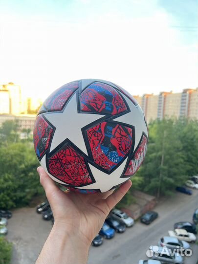 Футбольный мяч лиги чемпионов Adidas