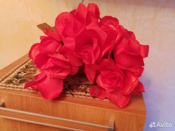 Ободок с искусственными цветами красного цвета