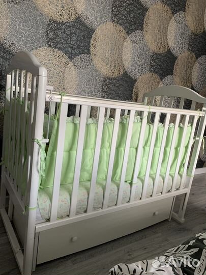 Детская кроватка с маятником и ящиком