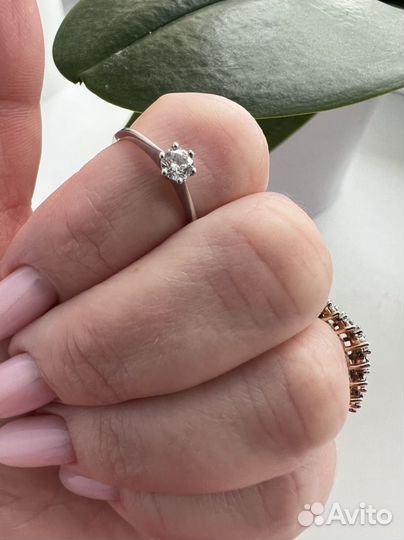 Золотое кольцо с бриллиантом