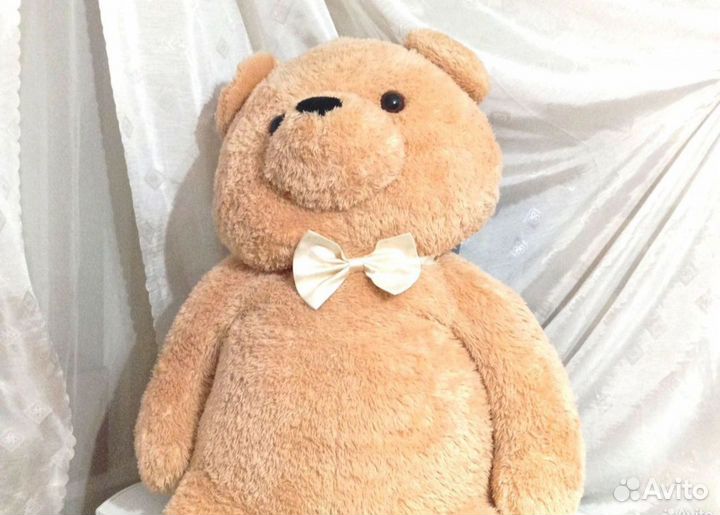 Большой плюшевый медведь