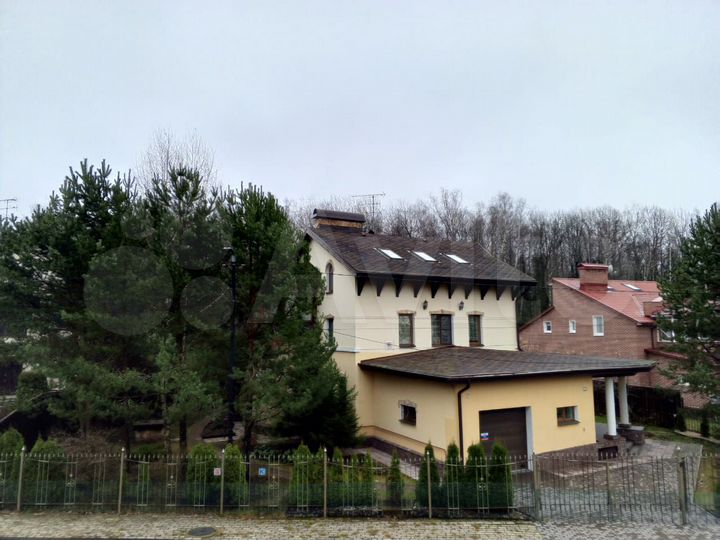 Коттедж 400 м² на участке 10 сот.