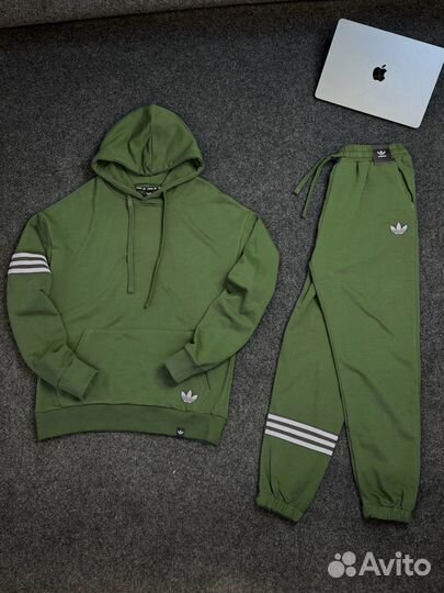 Спортивный костюм adidas