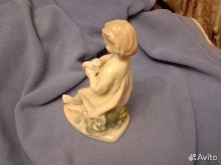 Фарфоровая статуетка