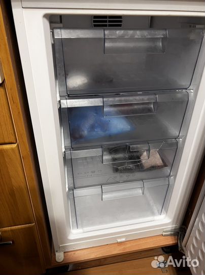 Холодильник на запчасти Б/у neff K9725X6/02