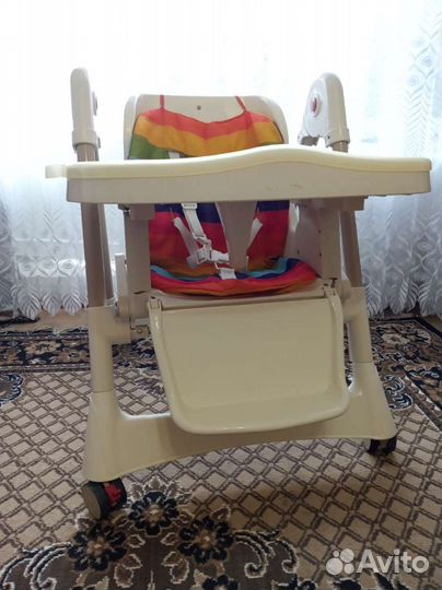 Стульчик для кормления и памперсы