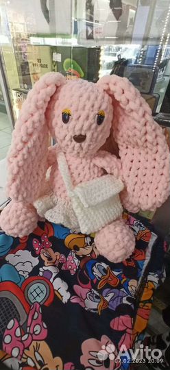 Плюшевый заяц вязаный