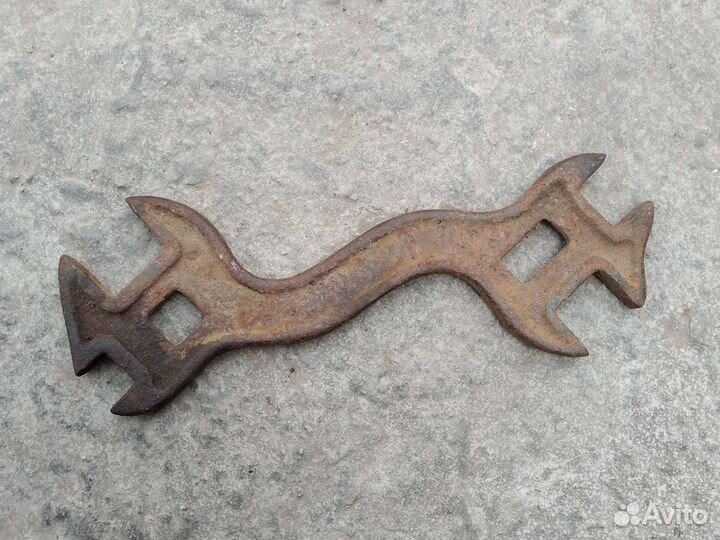 Старинный гаечный ключ от американского трактора