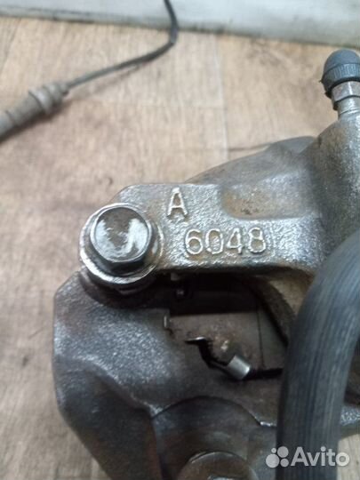 Суппорт тормозной передний левый Mitsubishi Lancer