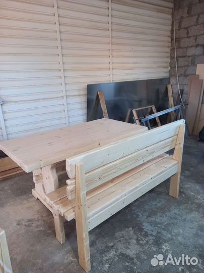Стол из дерева