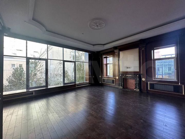 969 м² Свое здание с террасой на крыше Панорамные