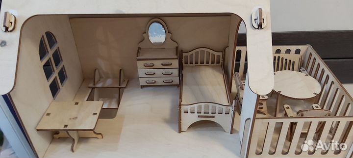 Деревянный домик с мебелью