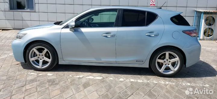В разборке Lexus CT 200h