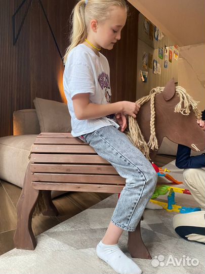 Деревянные лошадки разных размеров. Игры для детей