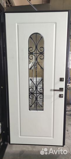 Дверь входная со стеклом и ковкой