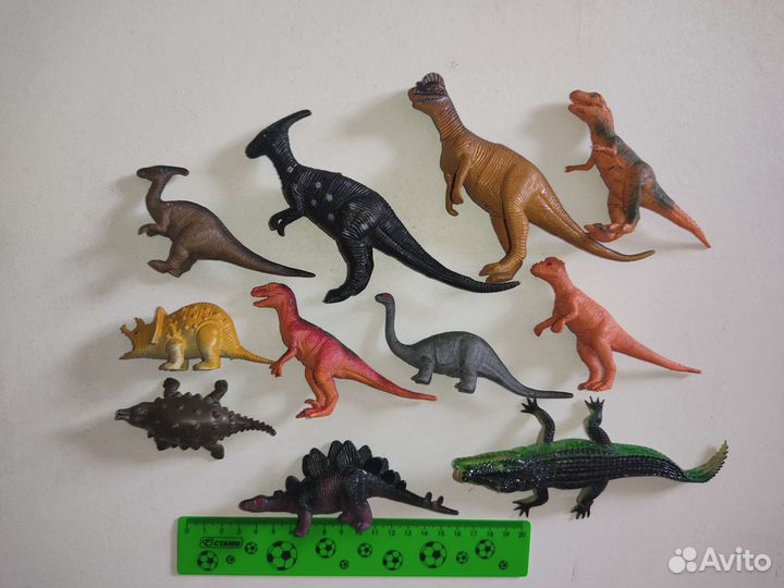 Фигурки динозавров