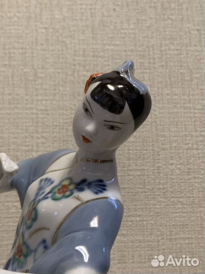 Фарфоровая статуэтка 