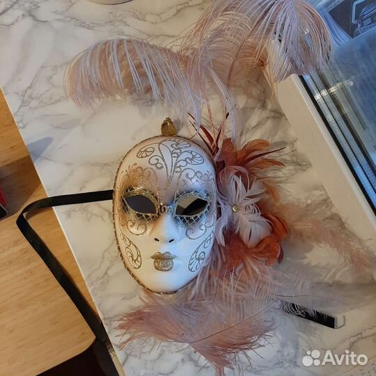 Венецианская маска с перьями