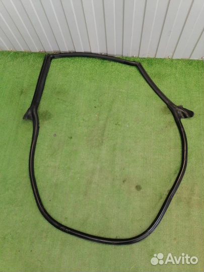 Уплотнительная резинка задняя левая Audi Q8 4MN