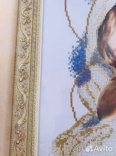 Картина «Мадонна с младенцем» вышита бисером