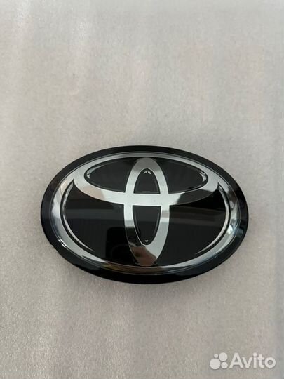 Эмблема передняя Toyota Camry V70 2018-2021