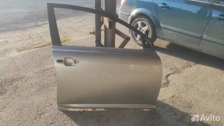 Дверь боковая передняя правая Toyota Avensis T250