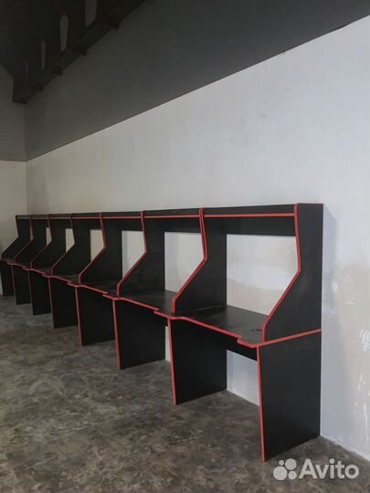 Компьютерные столы в игровой клуб