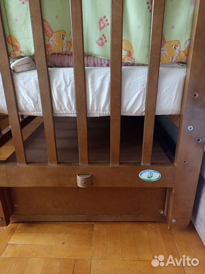 Детская кроватка с маятником и ящиком